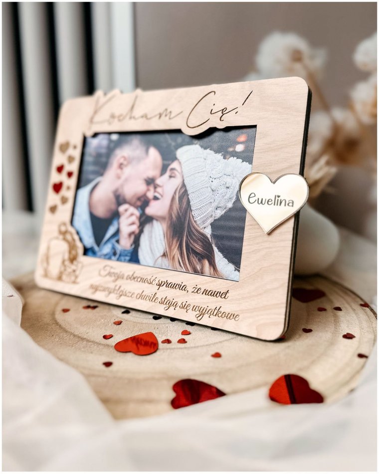 Drewniana ramka na zdjęcie „Kocham Cię” – personalizowana