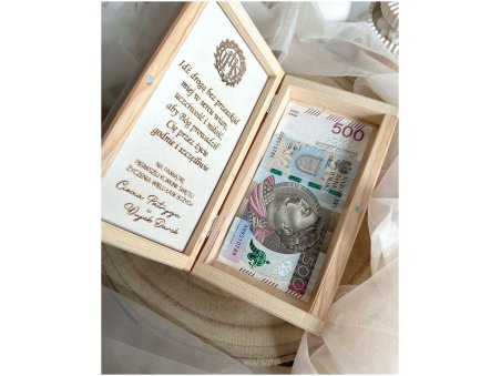 Personalizowana drewniana pamiątka Pierwszej Komunii Świętej z gołębicą