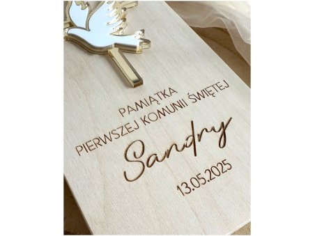 Personalizowana drewniana pamiątka Pierwszej Komunii Świętej z gołębicą