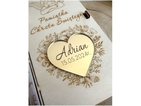 Personalizowana pamiątka Chrztu Świętego z grawerem – drewniana książeczka z serduszkiem i imieniem dziecka