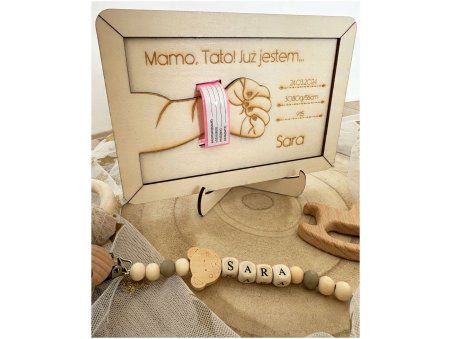 Drewniana metryczka 3D z grawerem „Mamo, Tato! Już jestem…” – pamiątka narodzin z opaską
