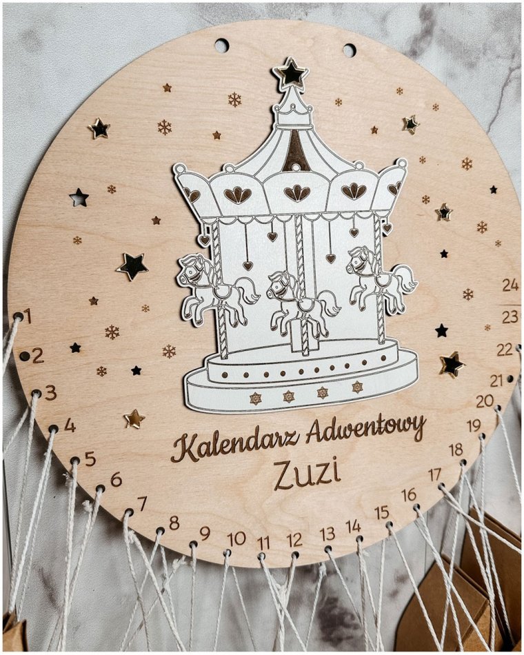 Okrągły drewniany kalendarz adwentowy z karuzelą –...