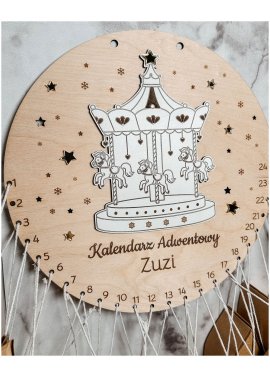 Okrągły drewniany kalendarz adwentowy z karuzelą –...