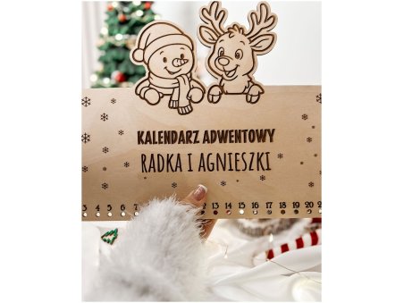Drewniany kalendarz adwentowy z bałwankiem i Rudolfem – personalizowany z imionami