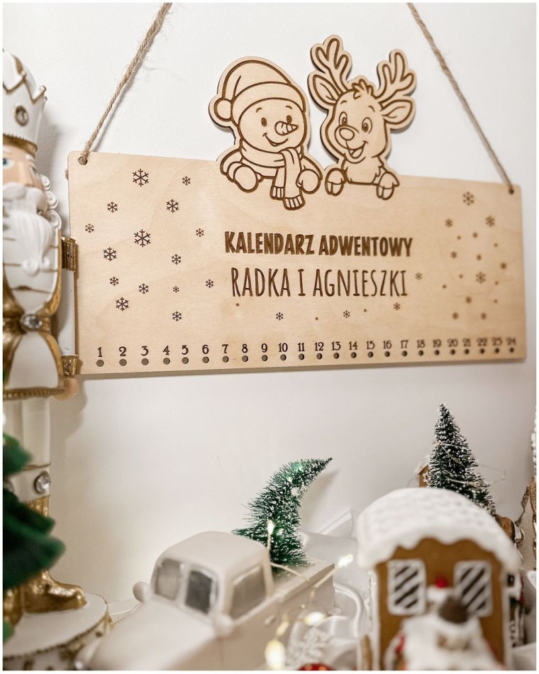 Drewniany kalendarz adwentowy z bałwankiem i Rudolfem –...