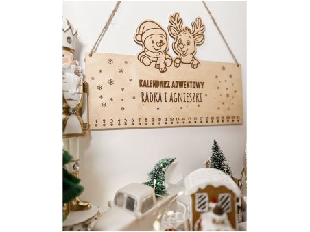 Drewniany kalendarz adwentowy z bałwankiem i Rudolfem – personalizowany z imionami