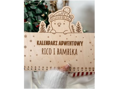 Drewniany kalendarz adwentowy z misiem w czapce – personalizowany z imionami