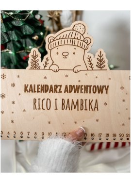 Drewniany kalendarz adwentowy z misiem w czapce –...
