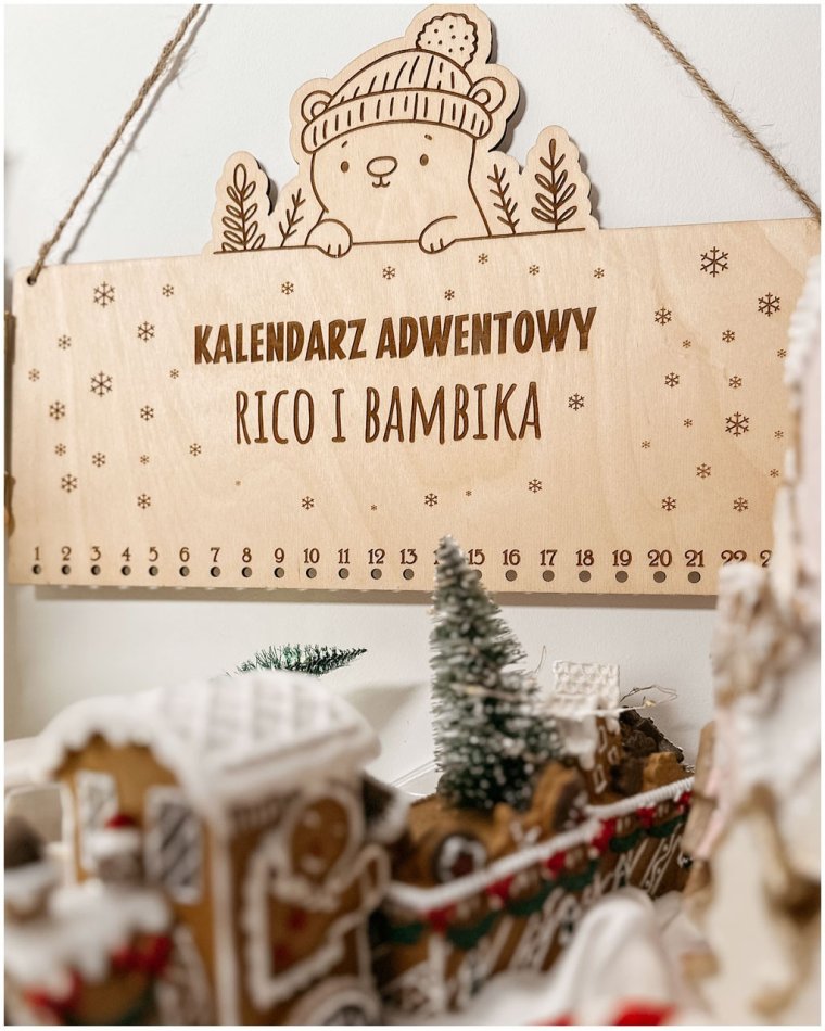 Drewniany kalendarz adwentowy z misiem w czapce –...