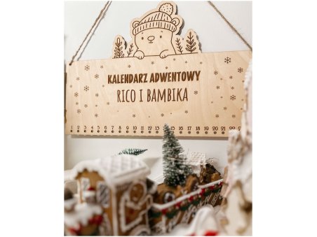 Drewniany kalendarz adwentowy z misiem w czapce – personalizowany z imionami