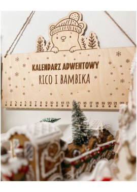 Drewniany kalendarz adwentowy z misiem w czapce –...