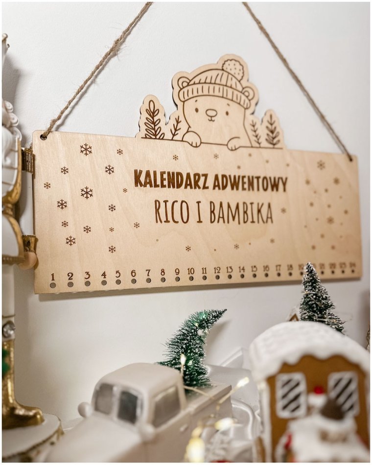 Drewniany kalendarz adwentowy z misiem w czapce –...