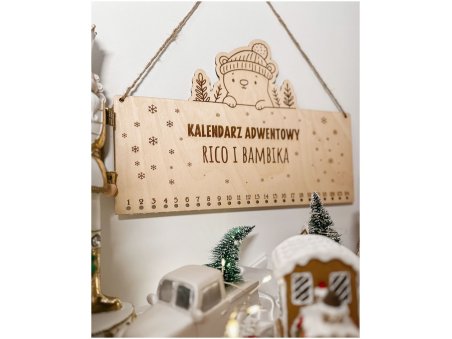 Drewniany kalendarz adwentowy z misiem w czapce – personalizowany z imionami