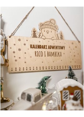 Drewniany kalendarz adwentowy z misiem w czapce –...