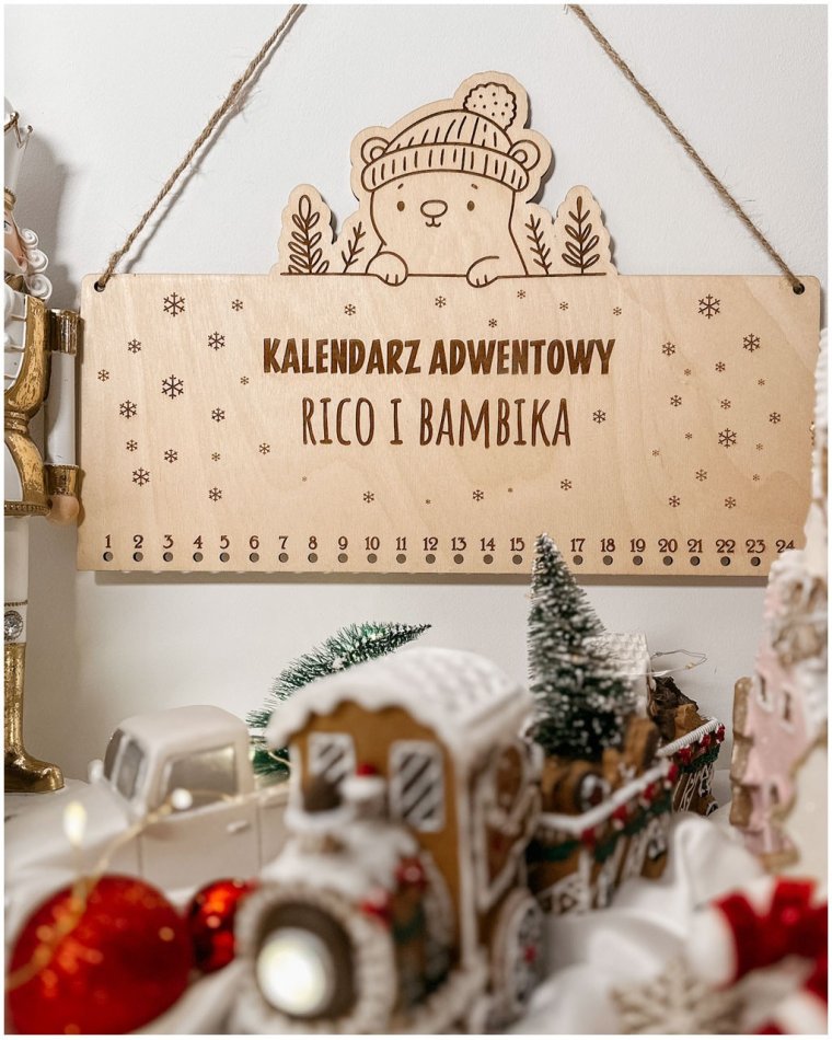 Drewniany kalendarz adwentowy z misiem w czapce –...