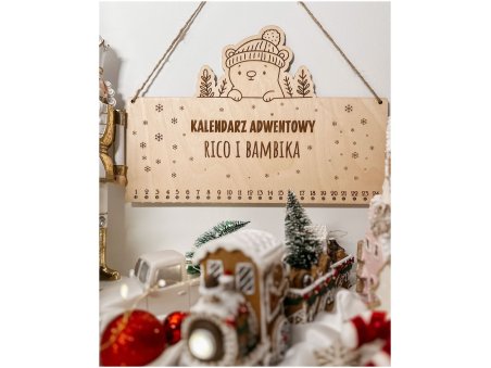 Drewniany kalendarz adwentowy z misiem w czapce – personalizowany z imionami