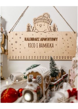 Drewniany kalendarz adwentowy z misiem w czapce –...