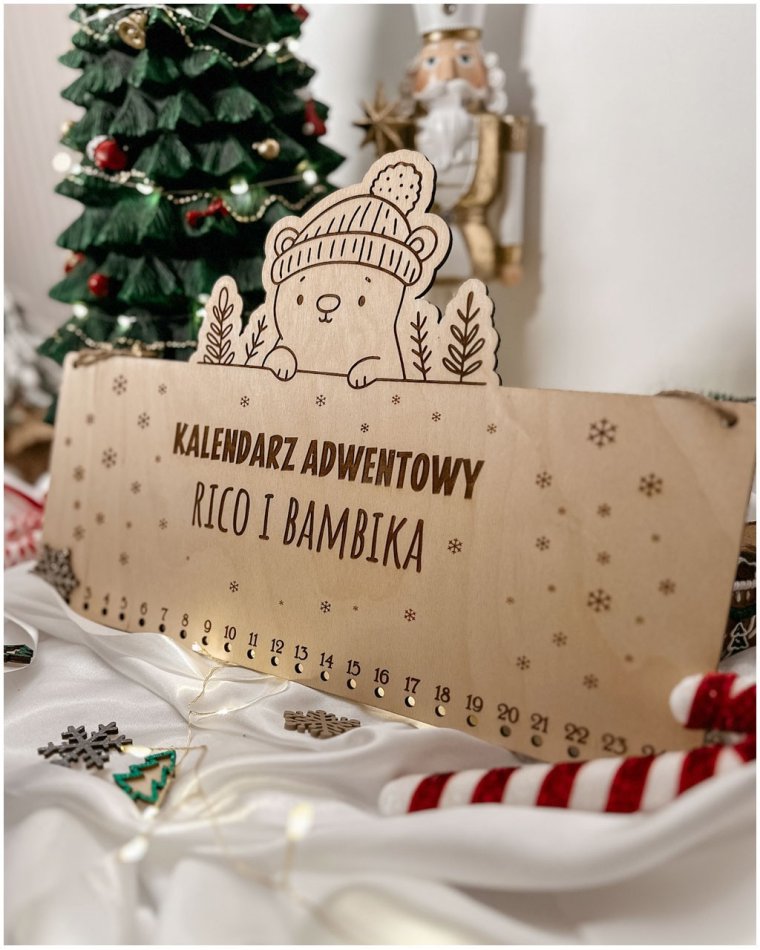Drewniany kalendarz adwentowy z misiem w czapce –...