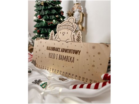 Drewniany kalendarz adwentowy z misiem w czapce – personalizowany z imionami