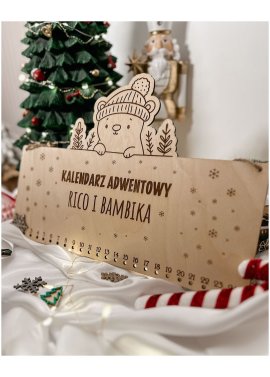 Drewniany kalendarz adwentowy z misiem w czapce –...