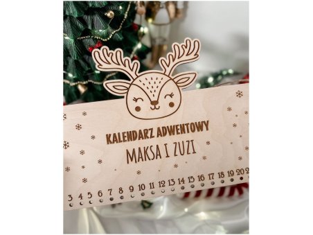 Drewniany kalendarz adwentowy z reniferkiem – personalizowany z imionami