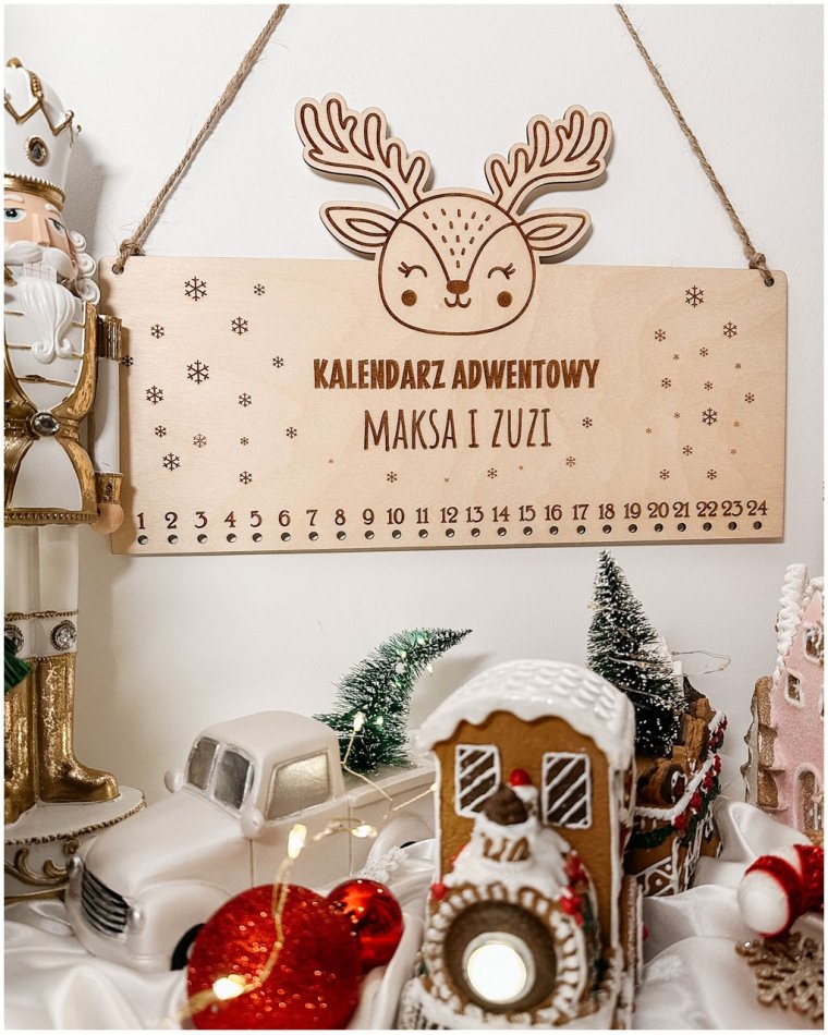 Drewniany kalendarz adwentowy z reniferkiem –...