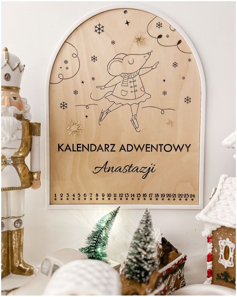 Drewniany kalendarz adwentowy w białej ramce z myszką na...