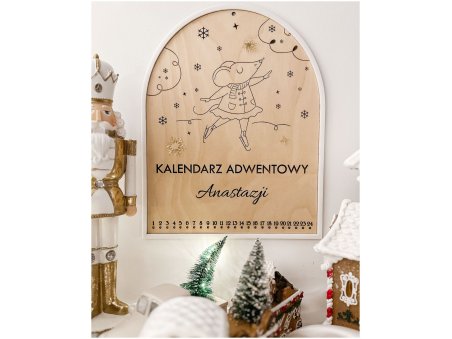 Drewniany kalendarz adwentowy w białej ramce z myszką na łyżwach – personalizowany z imieniem