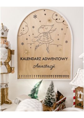 Drewniany kalendarz adwentowy w białej ramce z myszką na...