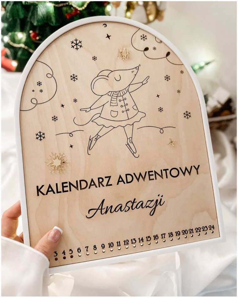 Drewniany kalendarz adwentowy w białej ramce z myszką na...