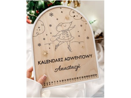 Drewniany kalendarz adwentowy w białej ramce z myszką na łyżwach – personalizowany z imieniem