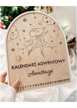 Drewniany kalendarz adwentowy w białej ramce z myszką na...