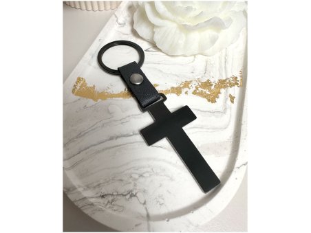 Brelok krzyż z grawerem – czarna stal, personalizowany prezent ochronny