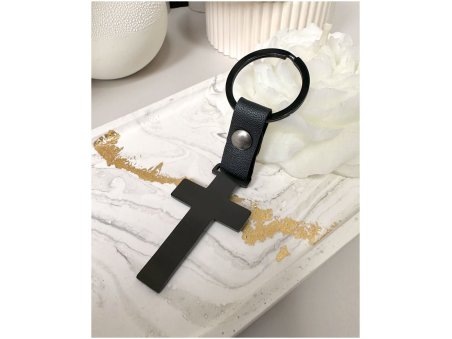 Brelok krzyż z grawerem – czarna stal, personalizowany prezent ochronny