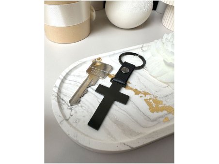 Brelok krzyż z grawerem – czarna stal, personalizowany prezent ochronny