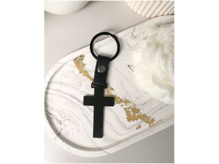 Brelok krzyż z grawerem – czarna stal, personalizowany prezent ochronny